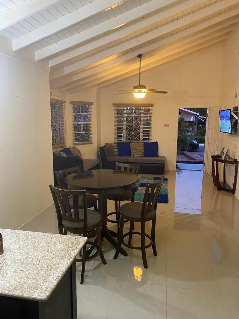 2 Bedroom House With Pool And Parking Saint Annʼs Bay Сasa de vacaciones